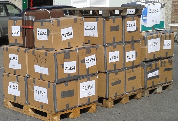 55 pc's en 25 schermen, ingepakt en klaar voor verzending