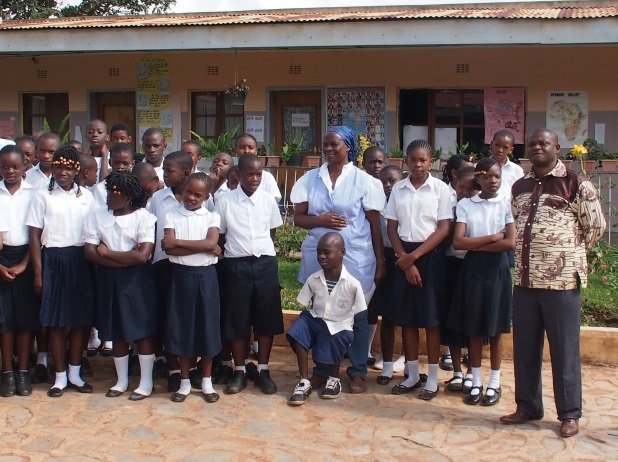 Mama Maggy en leerlingen van de secundaire school