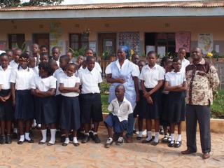 Maman Magguy en leerlingen van Centre Balou